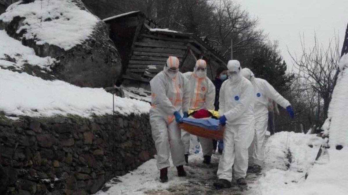 Los Pompièrs d’Aran efectuando el traslado de un enfermo de Covid.