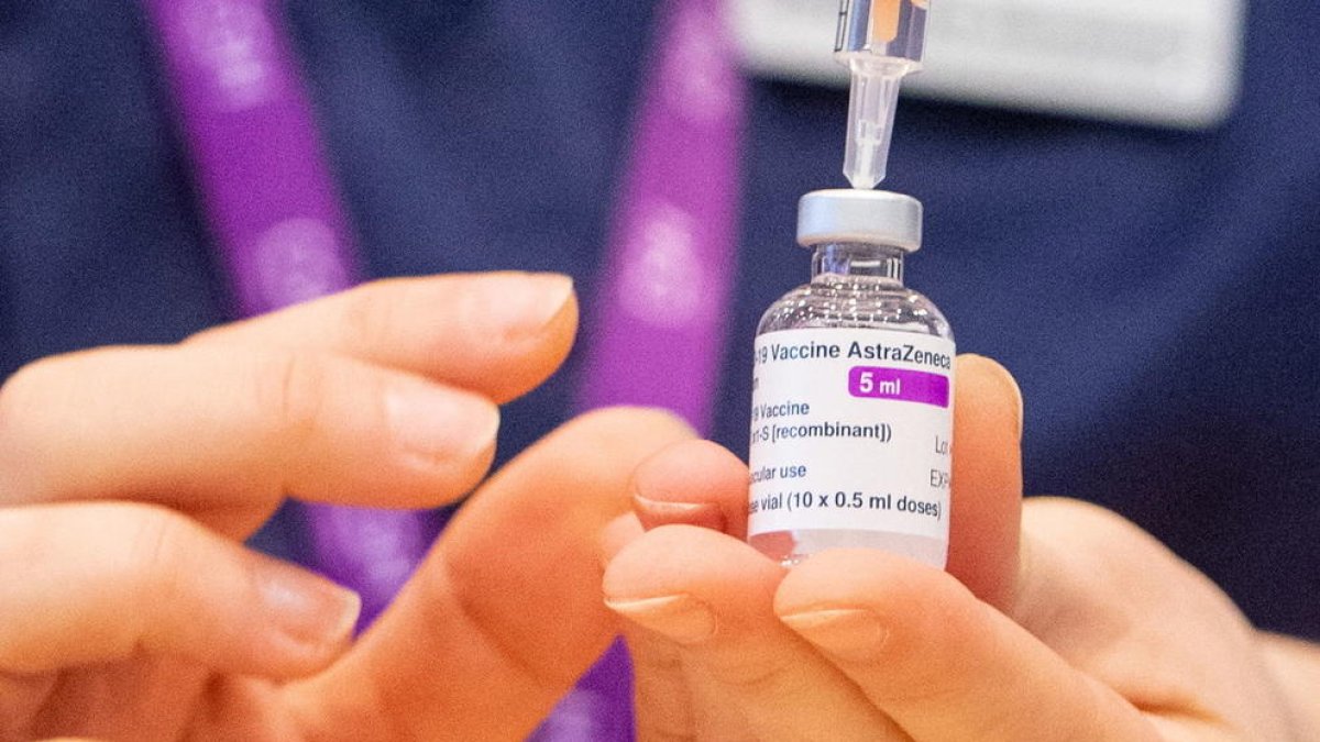 La vacuna de Oxford, cancelada en Sudáfrica por baja eficacia ante la variante local