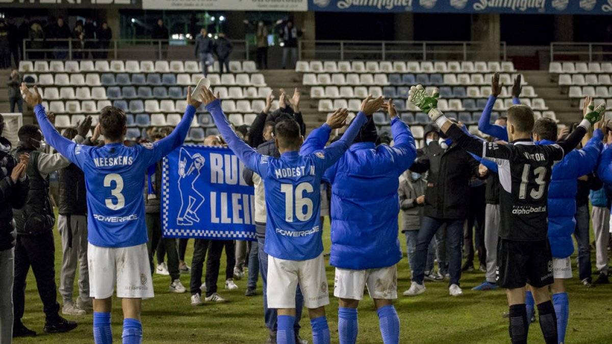 Jugadores y afición del Lleida, al final del partido ante el Ejea.