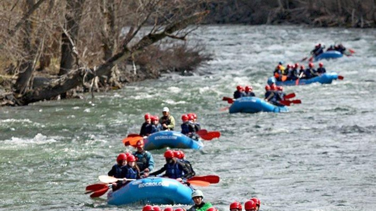 Grups d’escolars en una baixada de ràfting per la Pallaresa.