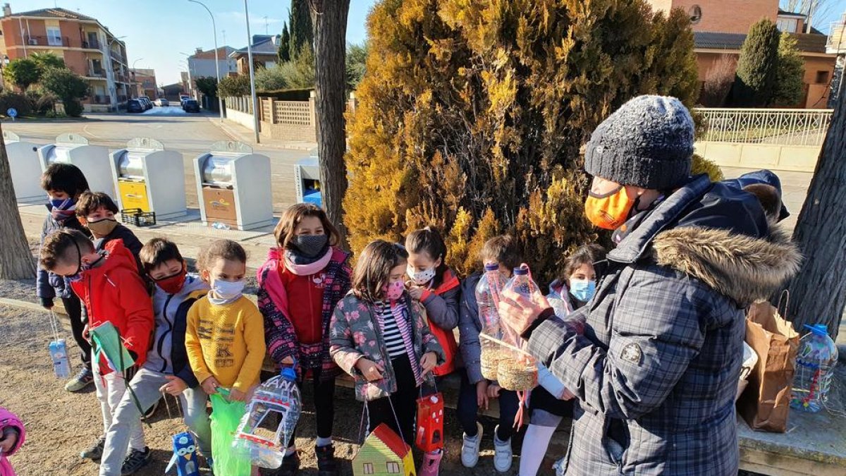 Els alumnes de 1r B a la plaça de les Sitges, abans de començar a col·locar les menjadores