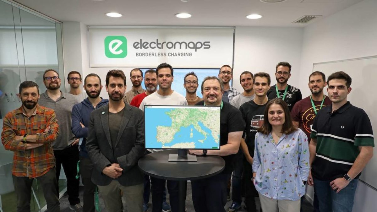 L'equip d'Electromaps mostrant el mapa