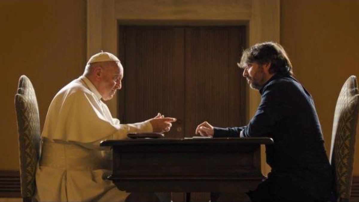 Évole i el papa Francesc, en l’entrevista al Vaticà.