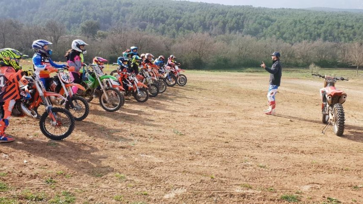 Dani Hernández dirigiéndose a un grupo de niños de sus cursos de aprendizaje en la disciplina de motocross.