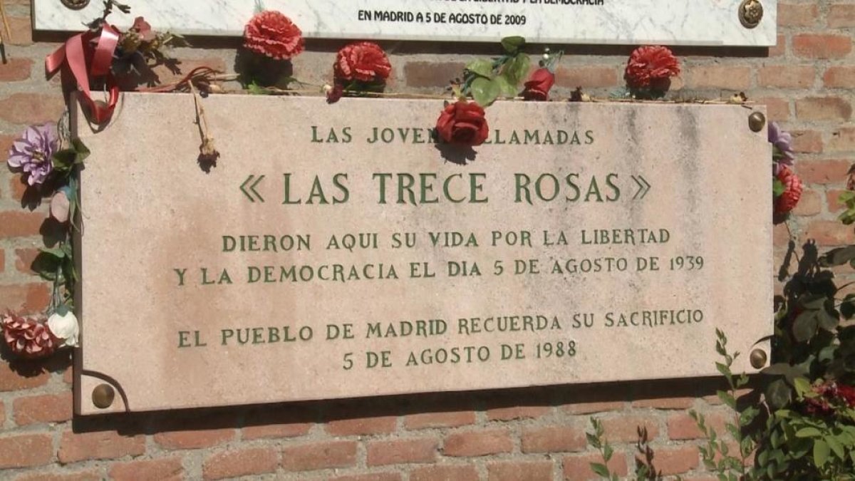 El eterno homenaje a ‘Las 13 rosas’.