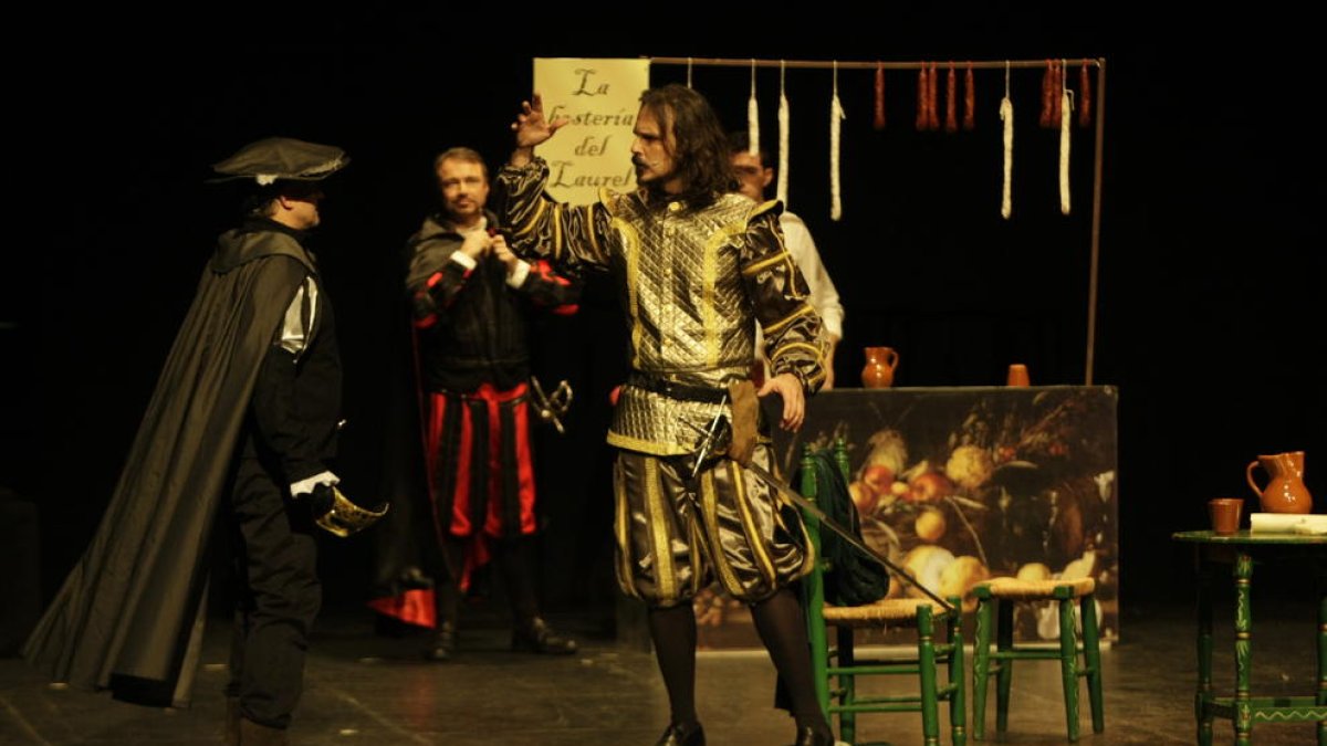 Don Juan Tenorio, en el centro, durante una de las clásicas representaciones de la obra en Lleida.