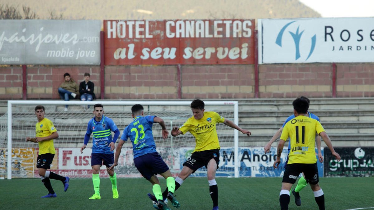 Un jugador del Lleida B pelea por un balón con otro de la Rapitenca, ayer durante el partido.
