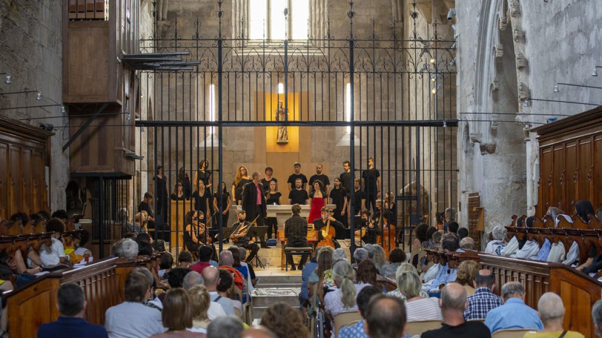 L’església (a la foto) i el claustre del monestir van ser els escenaris escollits.