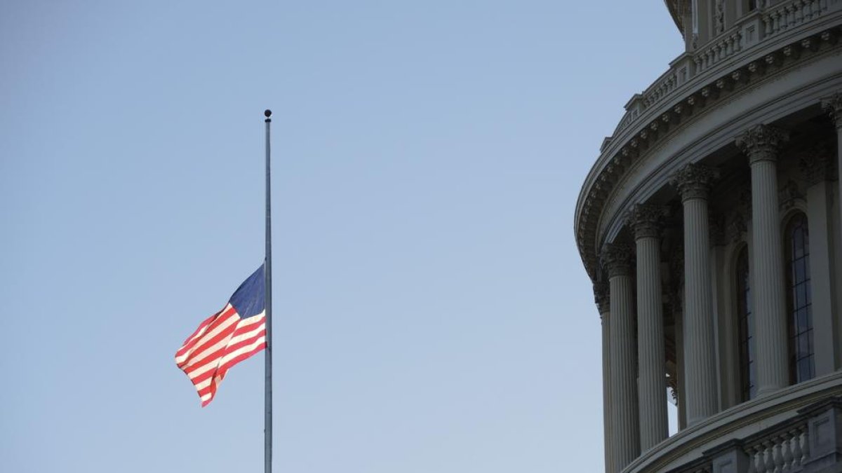 La bandera de EEUU del Capitolio ondea a media asta por los policías muertos a raíz del asalto.