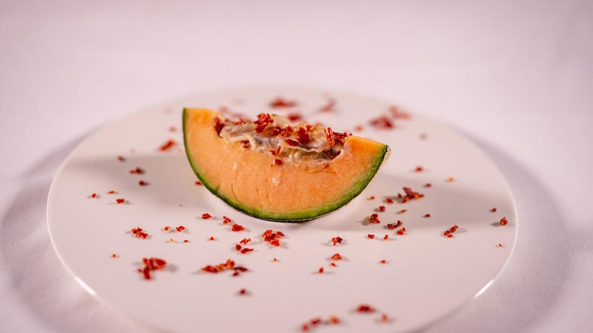 Revisió del clàssic Meló amb pernil, un plat que combina a la perfecció el gust dolç i salat.