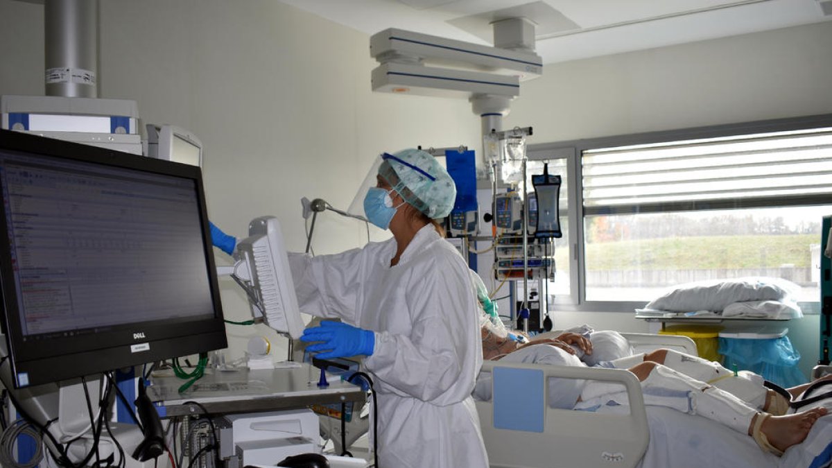 Una professional sanitària atén una persona amb coronavirus a l’Hospital Santa Caterina de Salt.