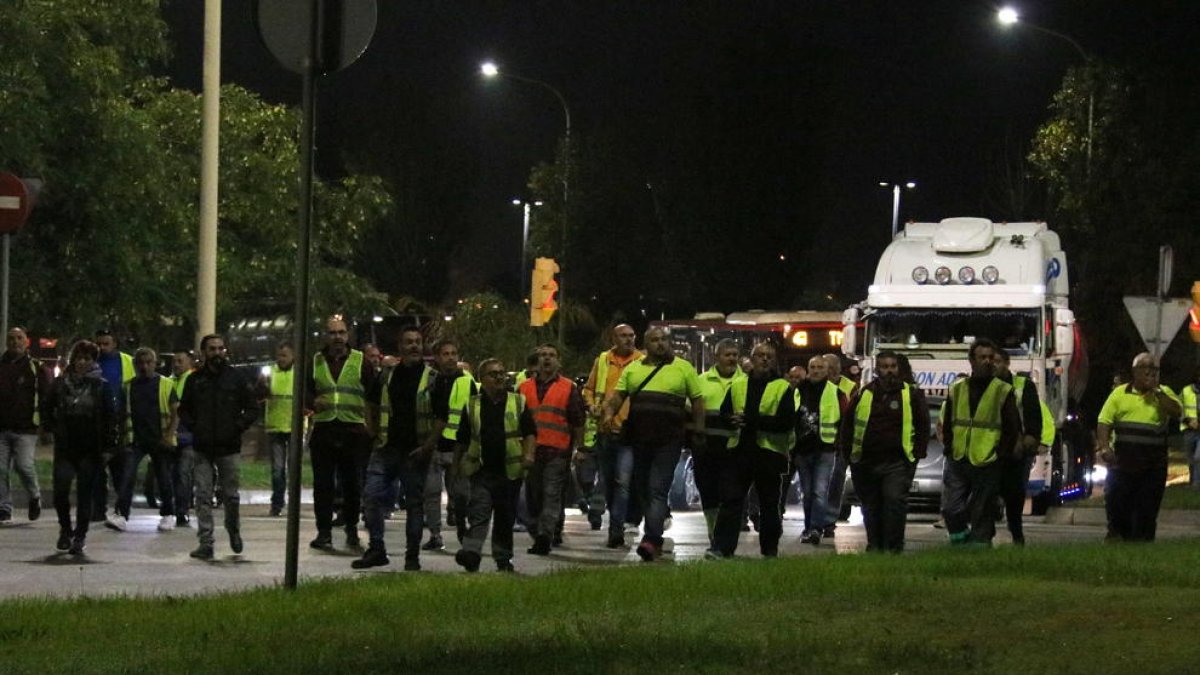 La huelga de transportistas bloquea el acceso al puerto de Barcelona
