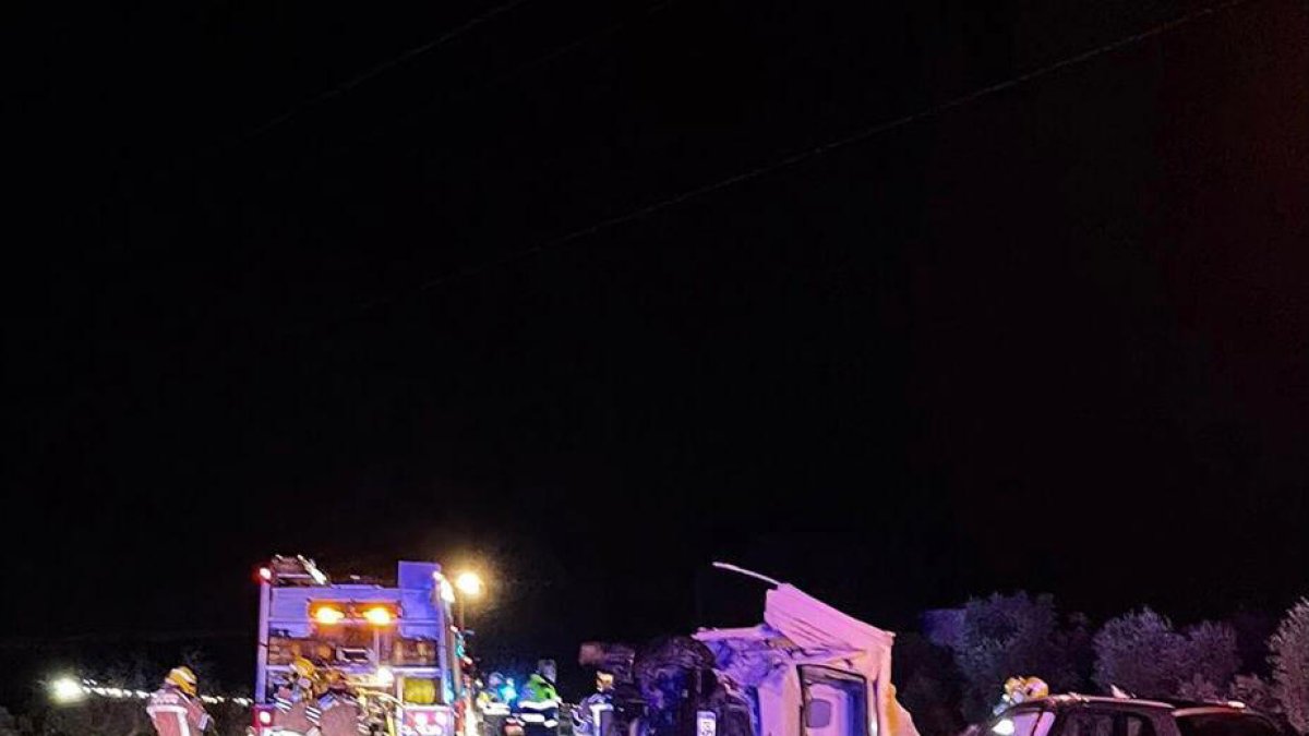 Servicios de emergencias ayer en el lugar del accidente en la carretera N-240 en Les Borges Blanques. 