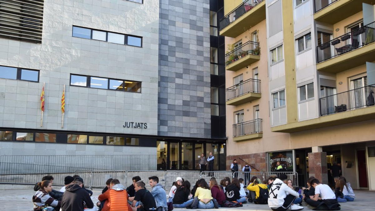 La sentada de protesta de alumnos en La Seu d’Urgell.