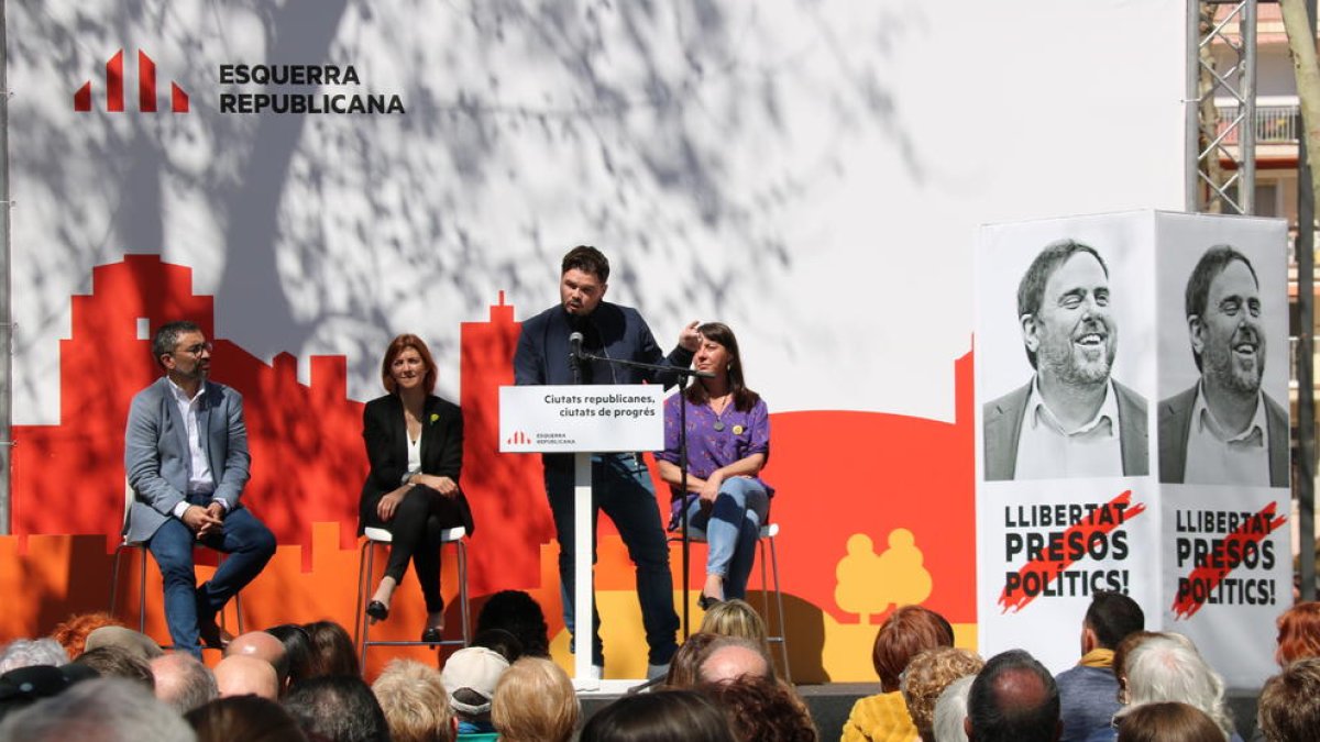 Presentació dels candidats de JxCAT a Barcelona amb, entre d’altres, l’alcaldable lleidatà Toni Postius, i Gabriel Rufián en un acte d’ERC a Vilanova i la Geltrú.
