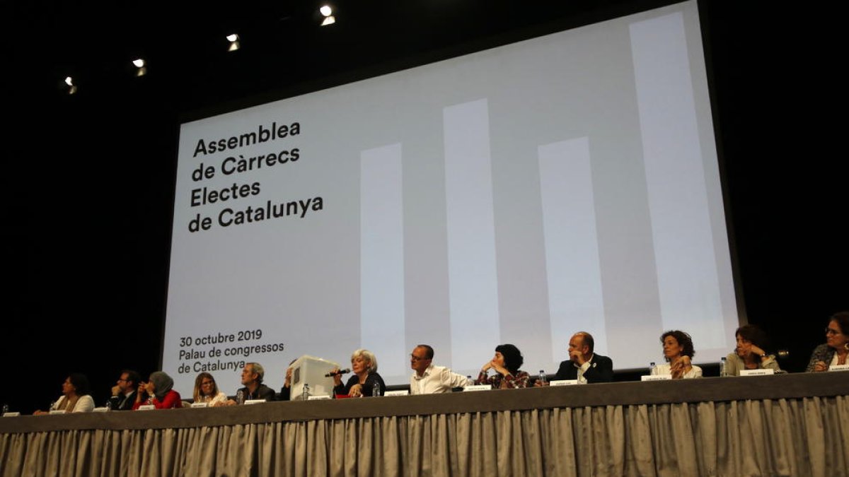 La mesa central que participó en la Assemblea de Càrrecs Electes en el Palau de Congresos de Barcelona