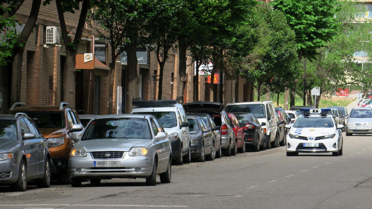 Imagen de archivo de un coche en doble fila con el vehículo de la Urbana con el Civicar justo detrás. 