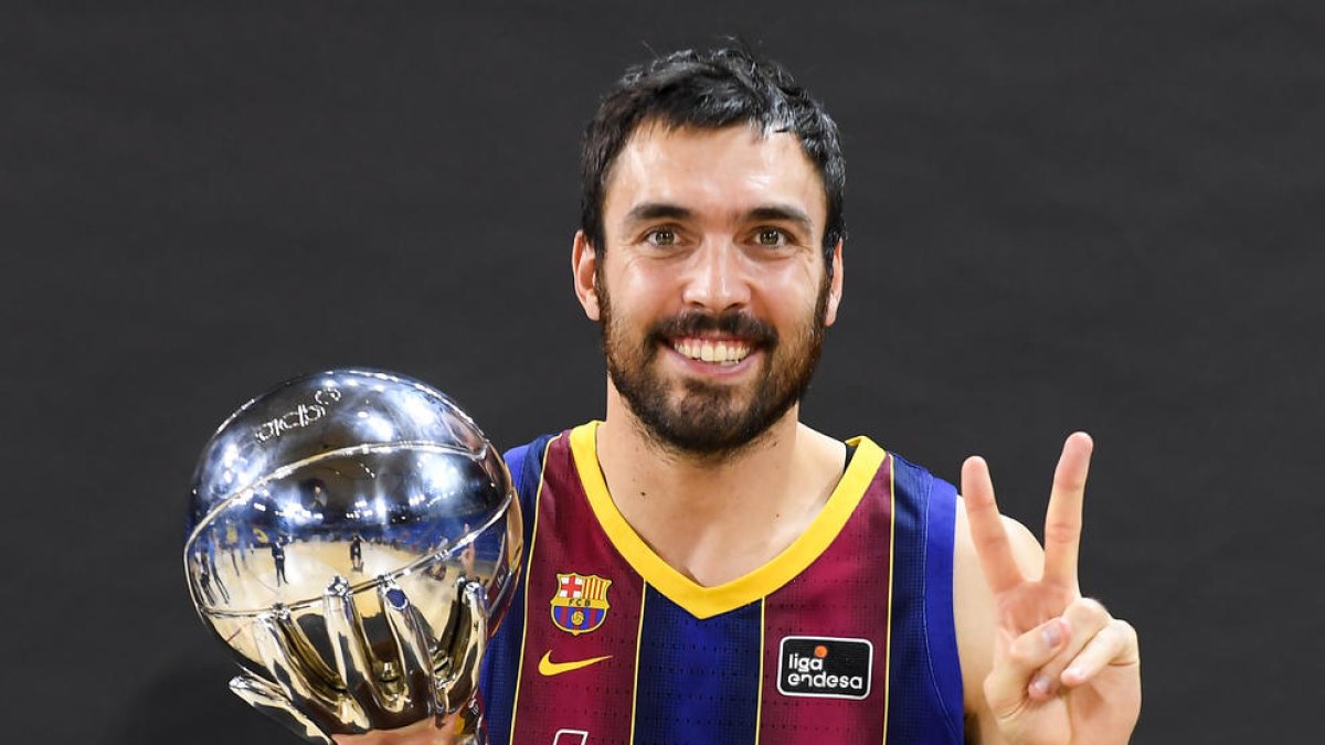 El lleidatà Pierre Oriola amb el trofeu de campió de la Lliga ACB.