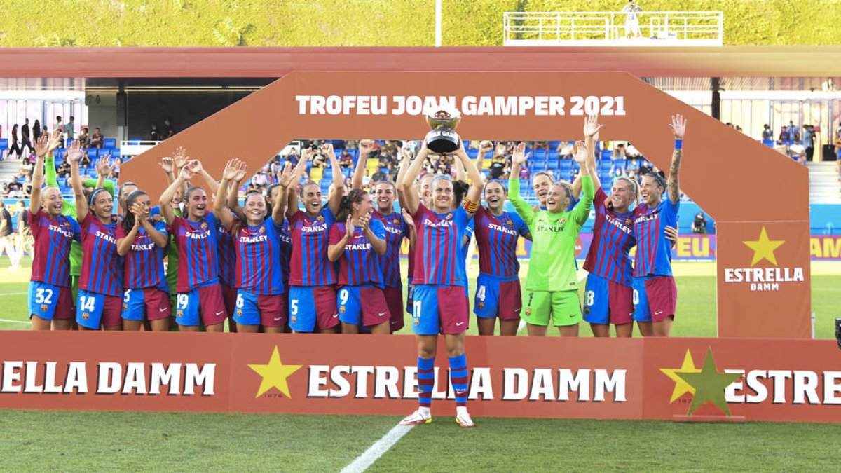 Alexia va aixecar el trofeu Joan Gamper, el primer de la història en categoria femenina.