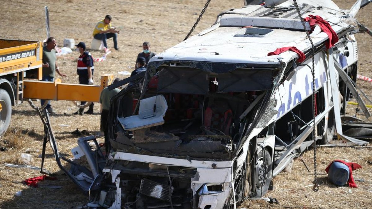 El autobús accidentado en el que viajaban 32 personas. 