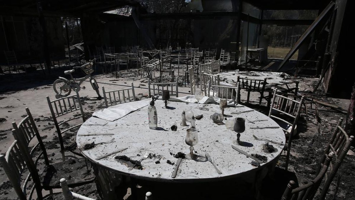 Casas, negocios o vehículos han sido pasto de las llamas en los incendios que arden en Grecia.