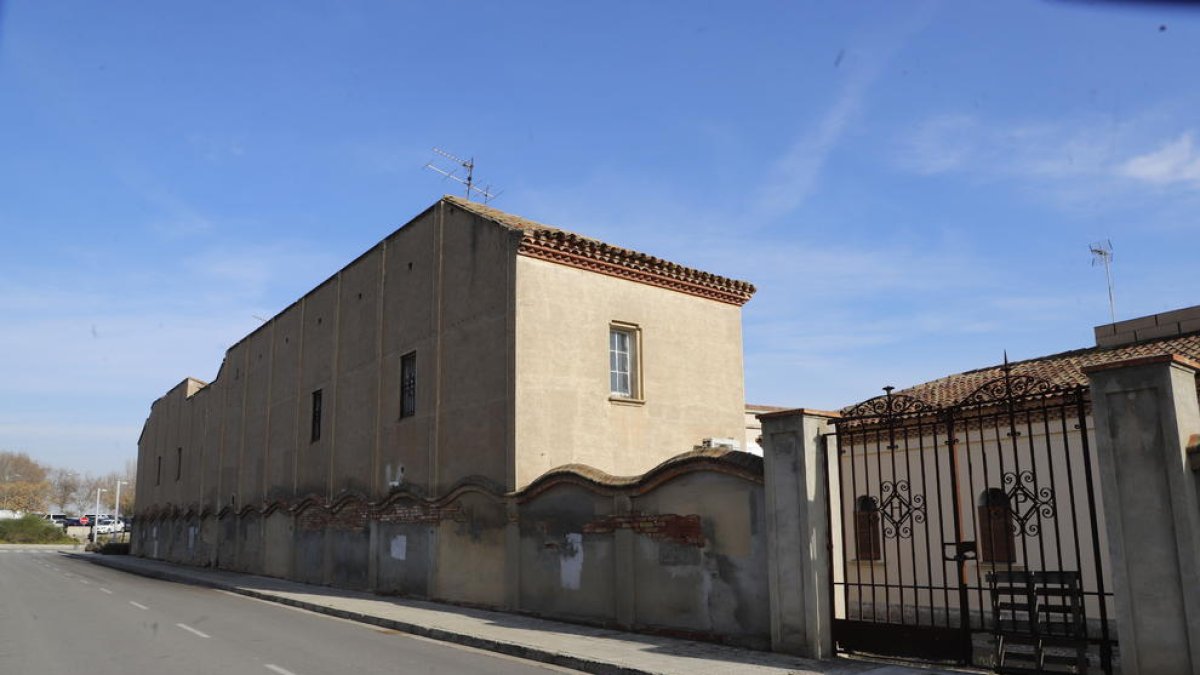 Imatge de l’estat en el qual es troba part del mur que envolta l’hospital Santa Maria.