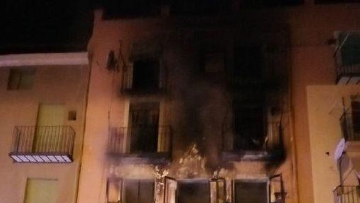 El fuego ha quemado totalmente la primera planta de un edificio de la plaza Sant Salvador de Balaguer.