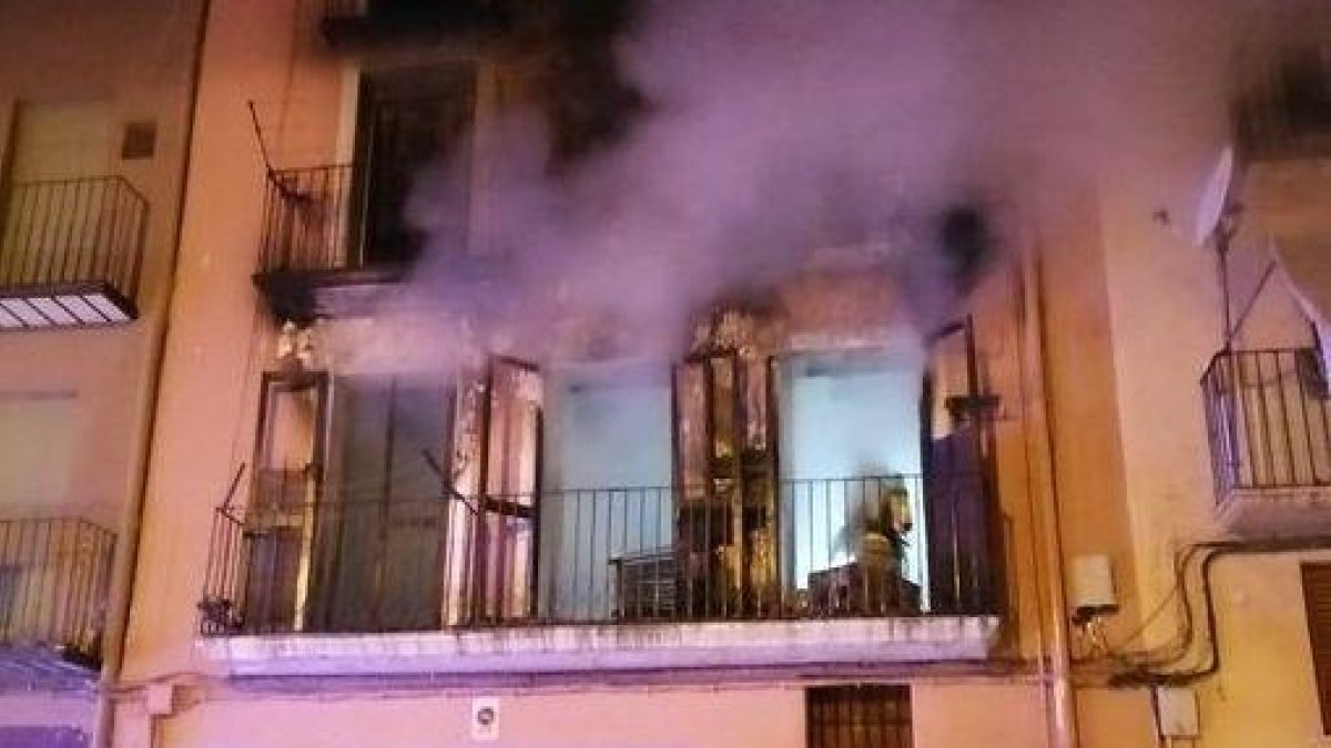 El foc ha cremat totalment la primera planta d'un edifici de la plaça Sant Salvador de Balaguer.