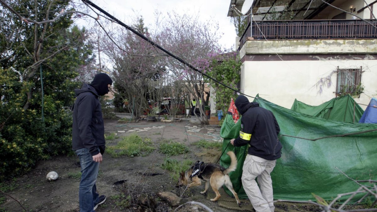 Operativo policial en El Poal en abril de 2016.