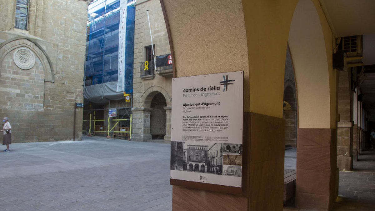 Uno de los primeros paneles informativos de la nueva señalización en la plaza de l’Església.