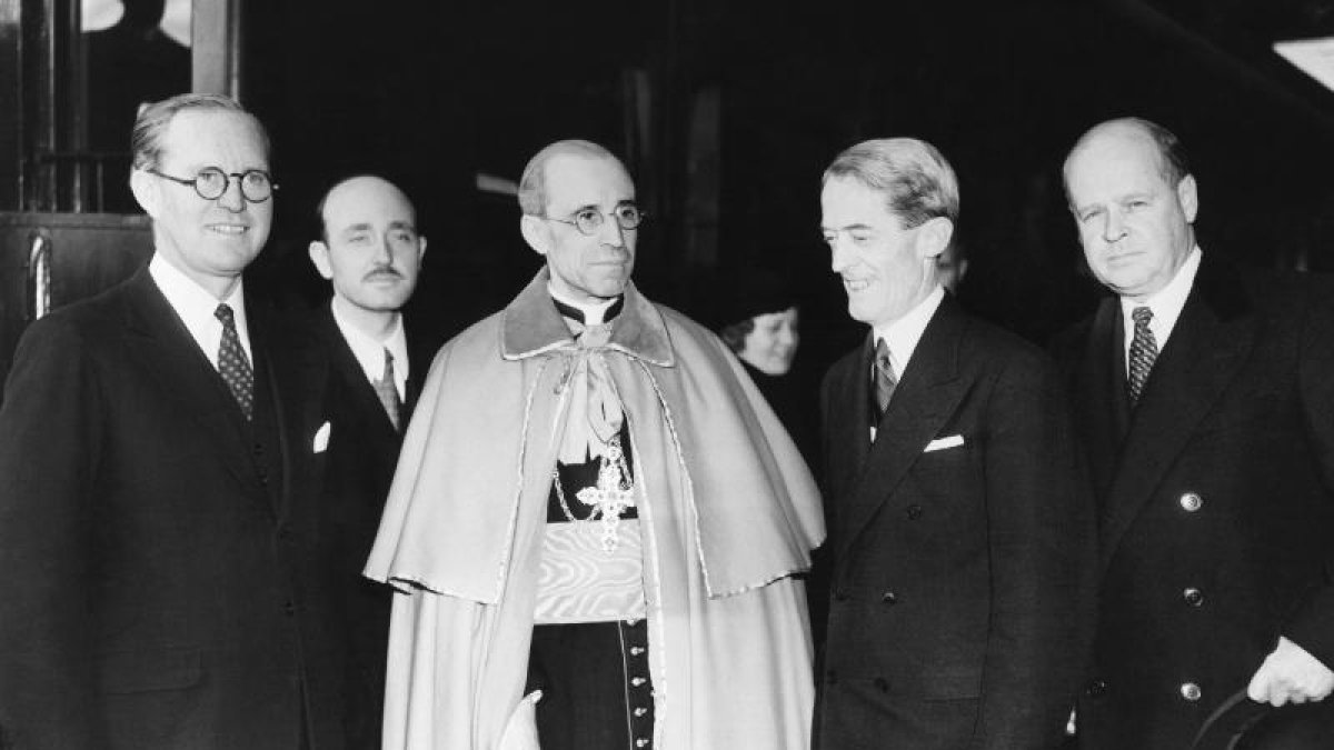 El papat de Pius XII va ser molt discutit per la seua tebiesa davant de l’ascens dels nazis i l’Holocaust.