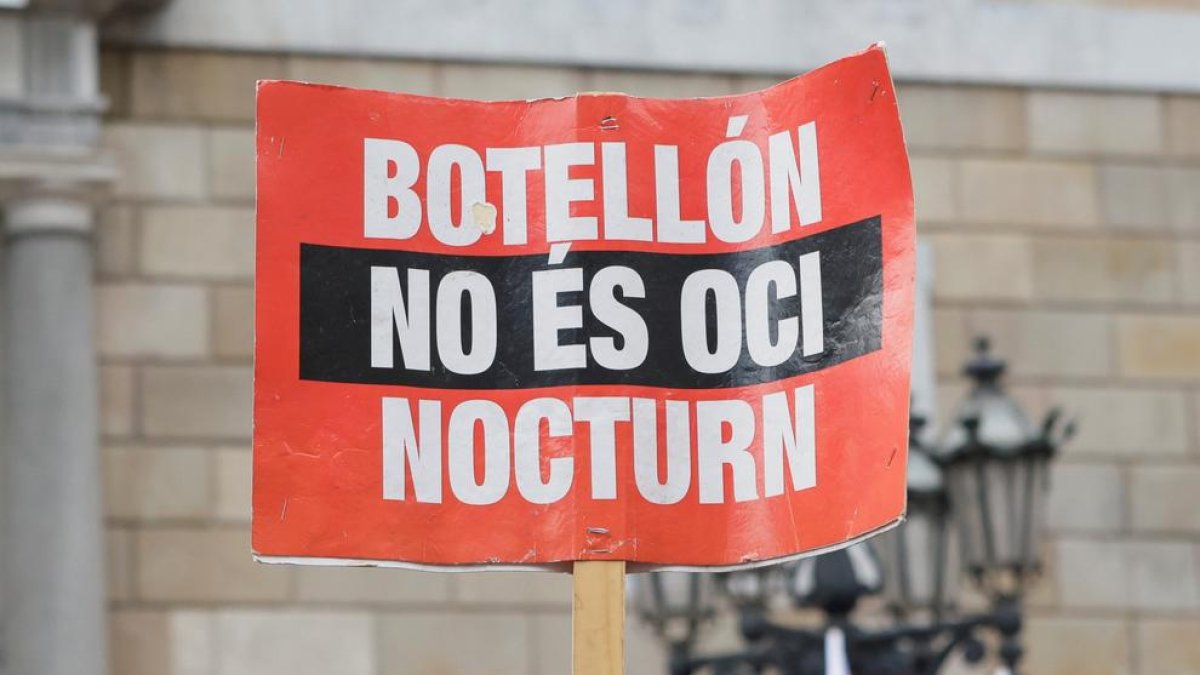 Cartell de protesta de la plataforma Som Oci Nocturn a la Plaça de Sant Jaume de Barcelona, en una fotografia d'arxiu.