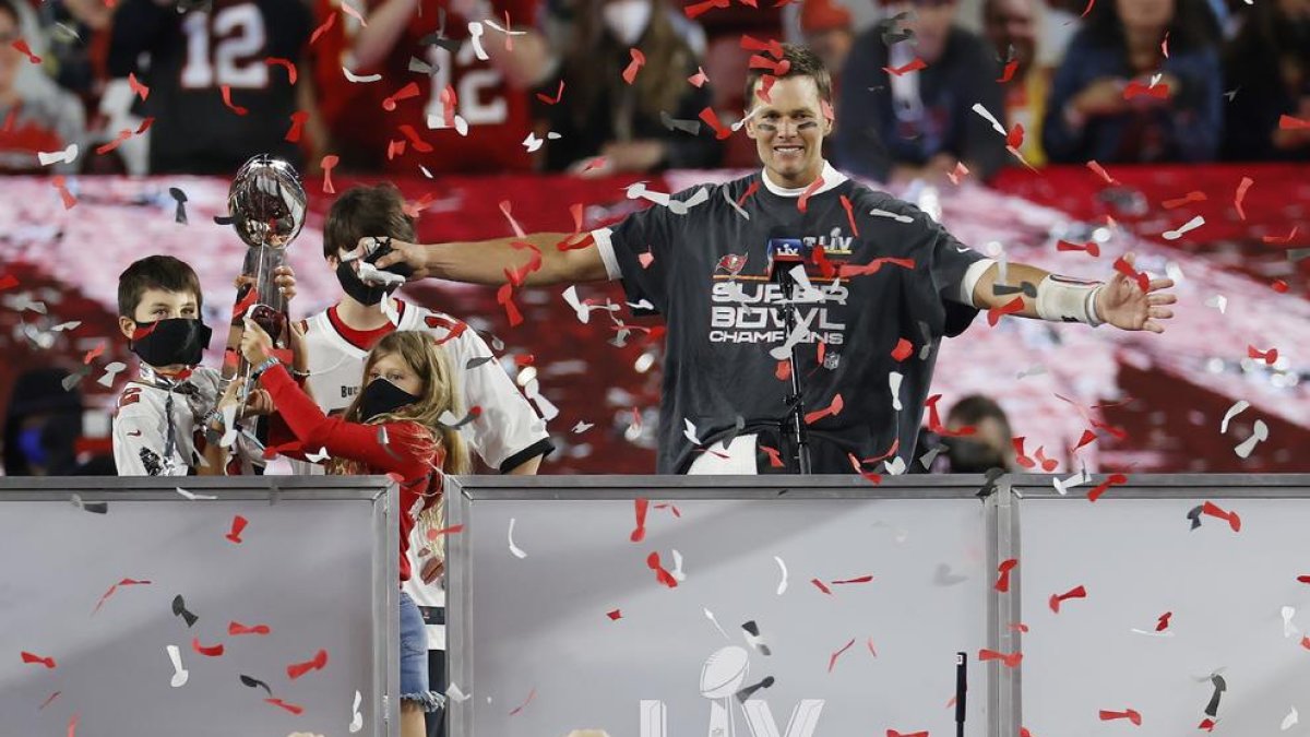 El mariscal de camp Tom Brady celebra el cinquè MVP de la seua carrera amb els seus fills.