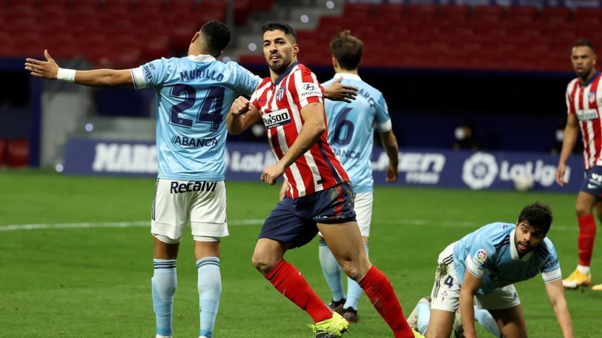 Luis Suárez celebra uno de los dos goles que marcó ayer.