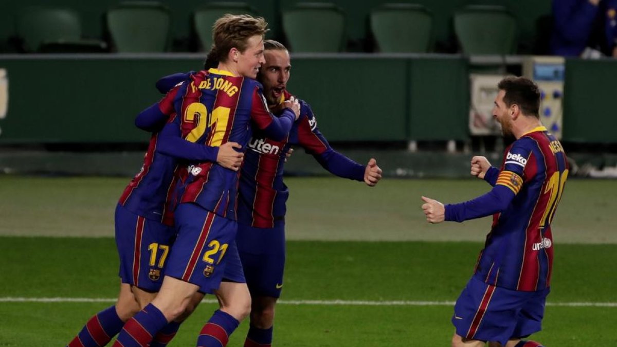 Messi celebra amb diversos companys un dels gols al Betis.