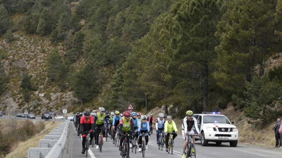 Más de medio millar de ciclistas hacen una marcha en recuerdo del ciclista atropellado en Martinet