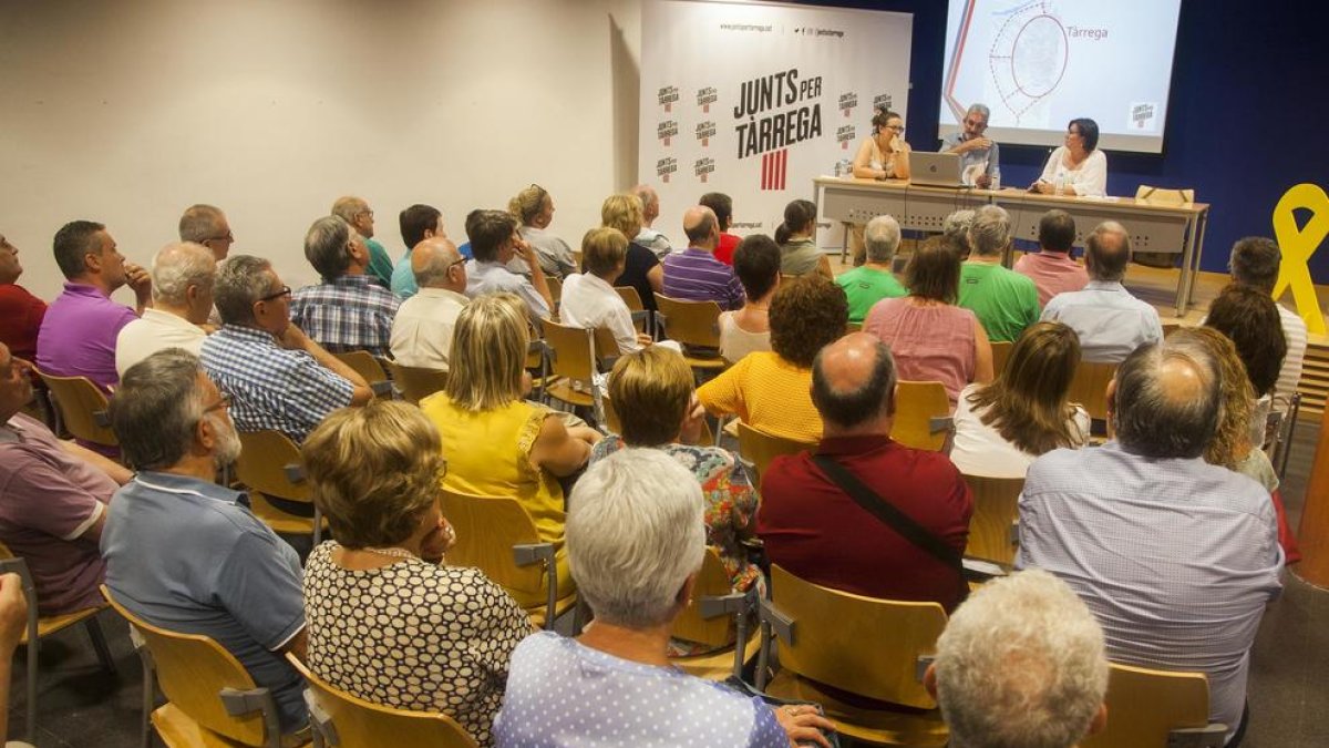 El acto que Junts per Tàrrega celebró ayer en la biblioteca.