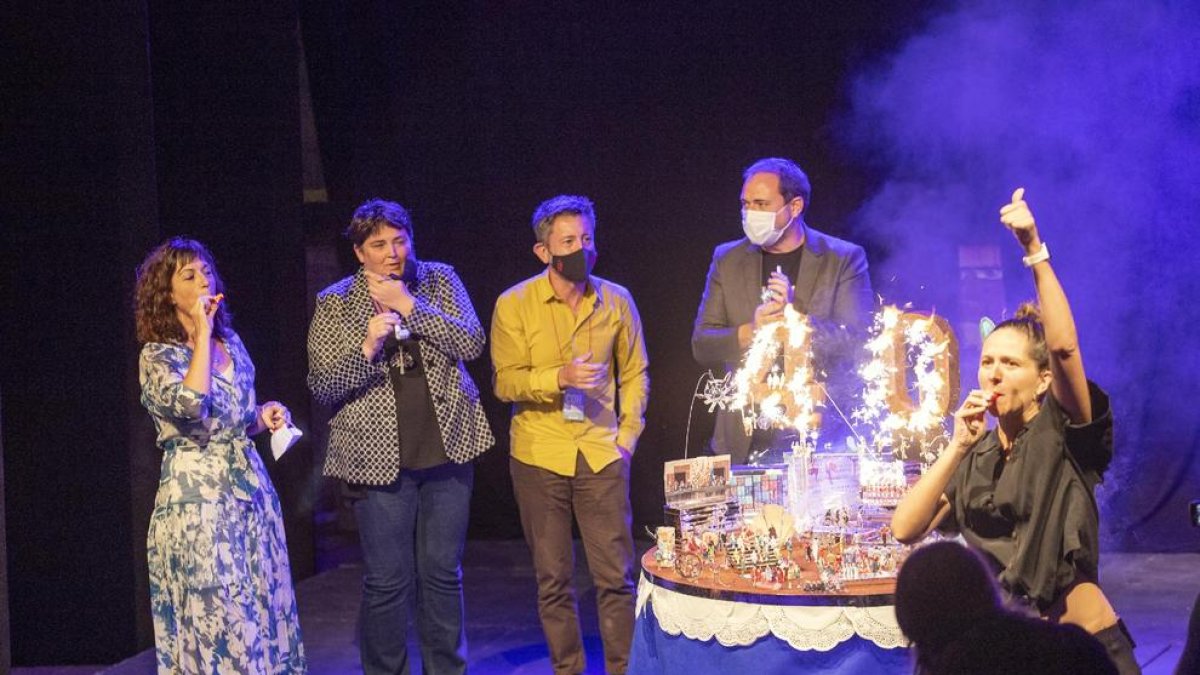 La plaça dels Comediants va acollir l’acte de celebració del 40 aniversari de FiraTàrrega, amb pastís gegant d’aniversari inclòs.