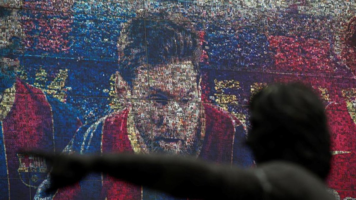 Retrato del delantero argentino Lionel Messi en la tienda oficial del FC Barcelona.