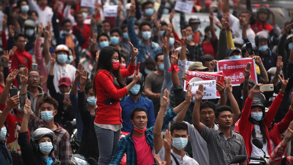 Les protestes contra el cop militar prenen força a Birmània