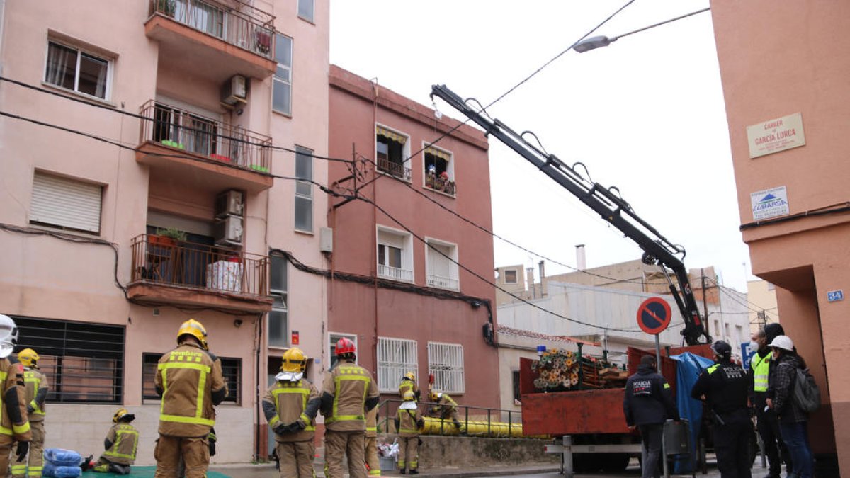 Els bombers van intervenir pel col·lapse del sostre de l’habitatge.