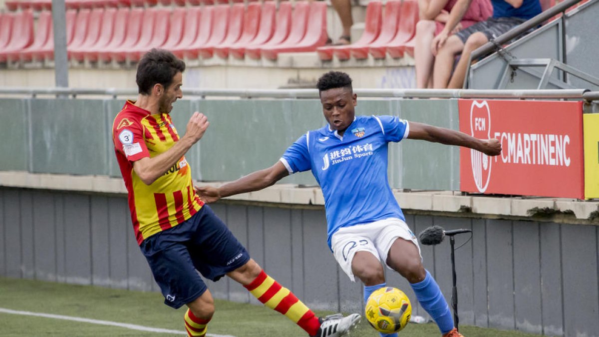 Joanet intenta superar a un jugador del Vilafranca en el segundo partido del Lleida.