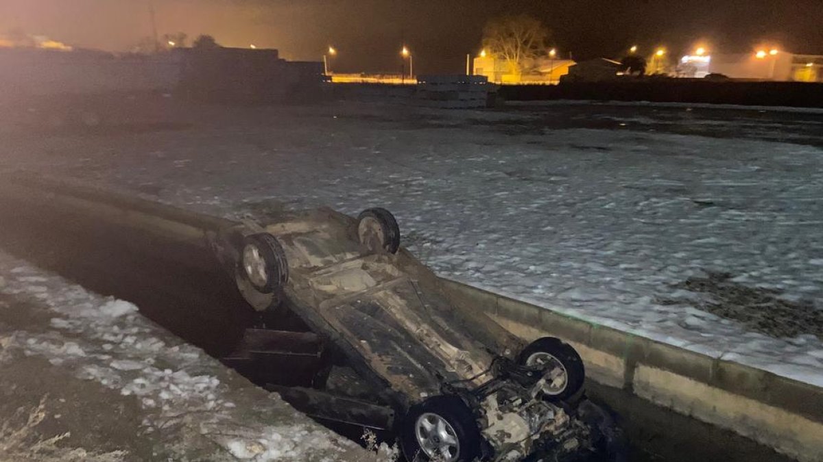 El turismo cayó al interior de la acequia y acabó volcado.