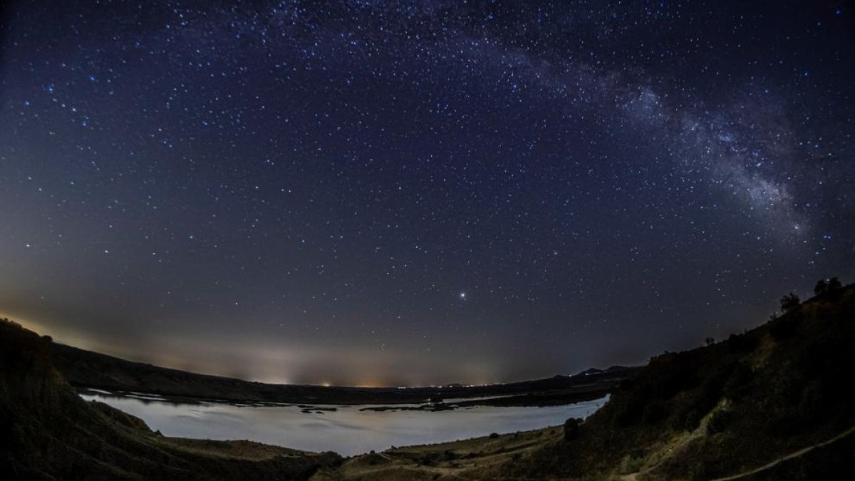 Se acerca una de las lluvias de estrellas más famosas del año: las perseidas ya aparecen en el cielo nocturno, pero el mejor momento para contemplarlas será la noche del 12 al 13 de agosto, una ocasión para la que no se necesita instrumental, solo alejarse de la ciudad y tumbarse bocarriba