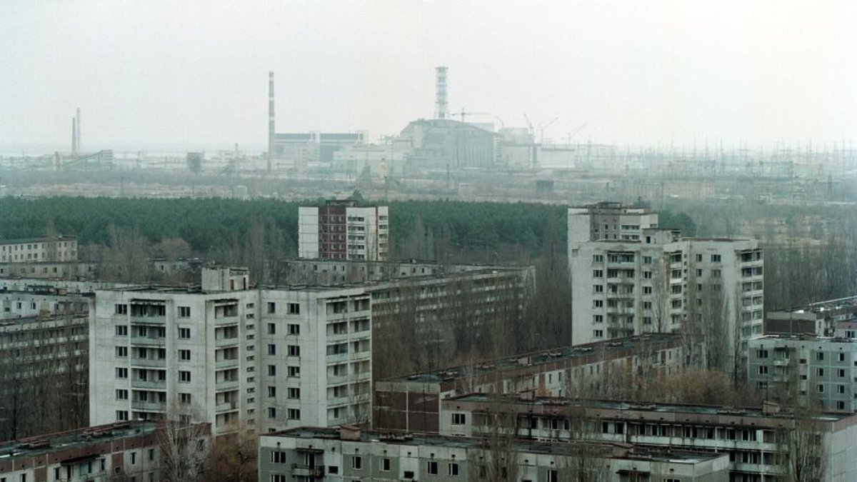 Imagen de la zona de exclusión de Chernóbil, con los restos de la central nuclear al fondo.
