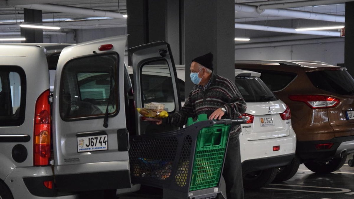 Vecinos de Andorra ayer en un comercio de La Seu. 