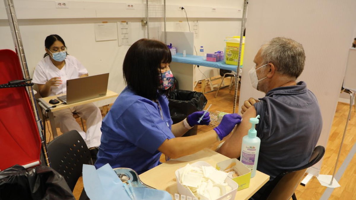 Una enfermera administrando el lunes una vacuna en el pabellón Onze de Setembre.