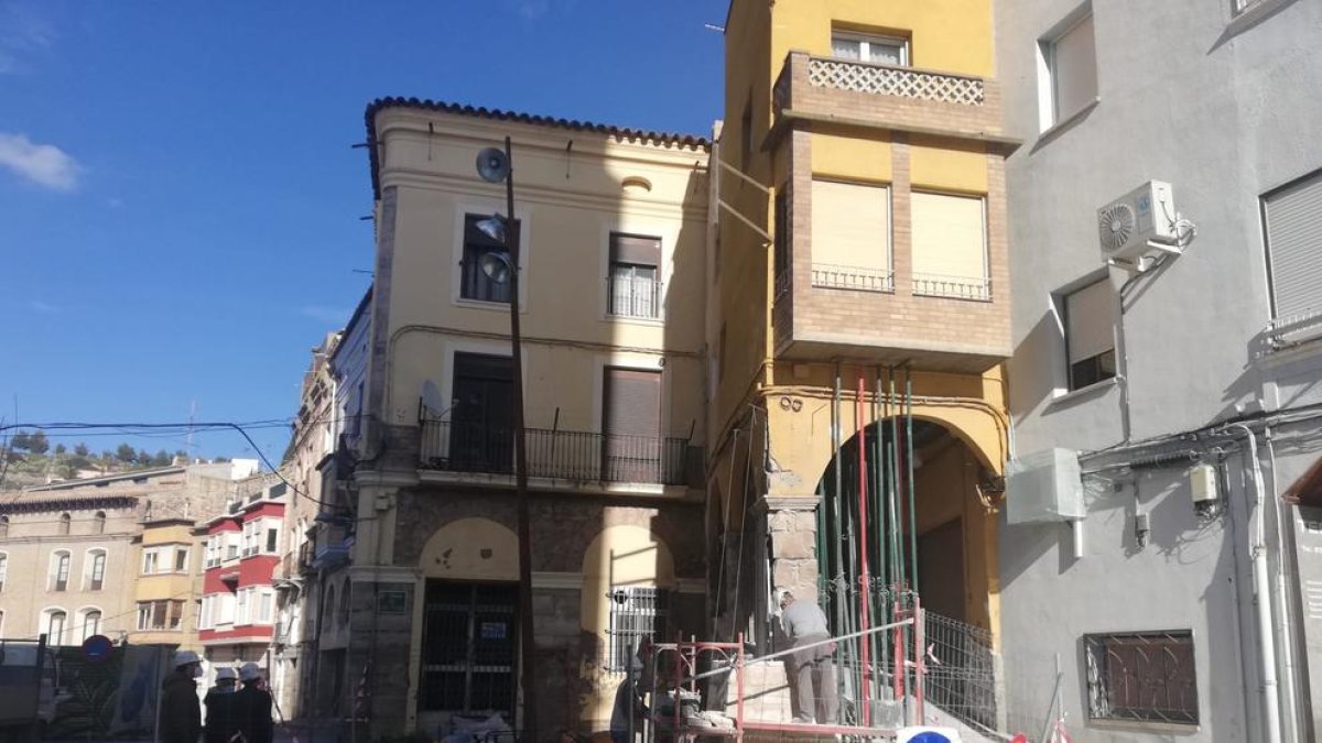 Las obras en la columna del arco de entrada a la antigua judería se están finalizando.