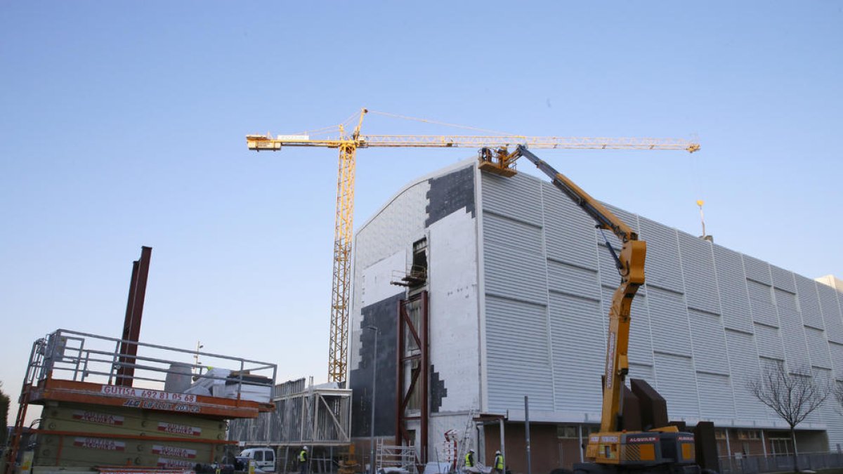 La constructora de l’edifici Covid de l’Arnau ultima els treballs per instal·lar la passarel·la que el comunicarà amb l’actual hospital.