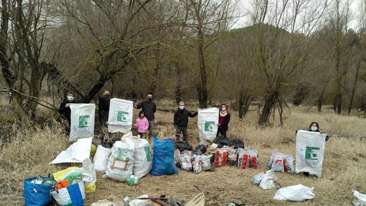 Los residuos que recogieron en la cola del pantano de Oliana. 